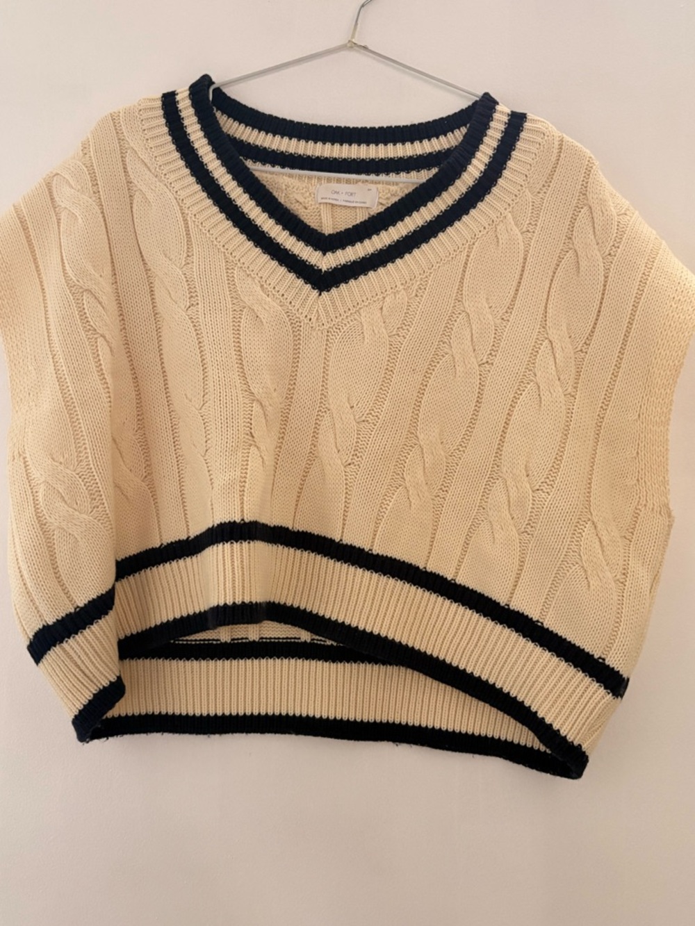 OAK + FORT Cream Cable-Knit V-Neck Sweater Vest with Navy Trim